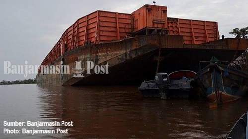 kapal tongkang tabrak rumah warga